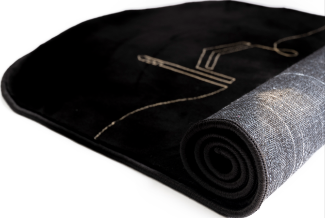 Tapis de prière inspiré de la Kaaba en noir et doré