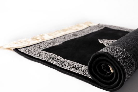 Tapis de prière inspiré de la Kaaba en noir et argenté